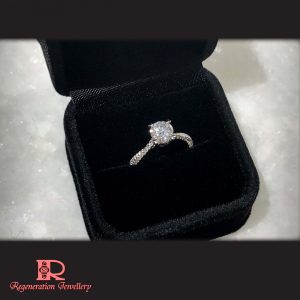 1.0 Carat Diamond Engagement Ring by Couture Design with 18k gold & diamonds (Signature Design) 高級私人訂製 18k 金 1.0卡裝鑽石訂婚戒指 (標誌性設計)