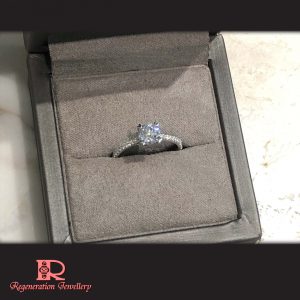 1.0 Carat Diamond Engagement Ring by Couture Design with 18k gold & diamonds (Signature Design) 高級私人訂製 18k 金 1.0卡裝鑽石訂婚戒指 (標誌性設計)