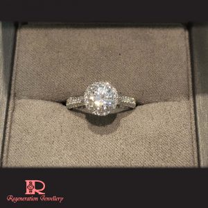 1.0 Carat Diamond Engagement Ring by Couture Design with 18k gold & diamonds (Signature Design) 高級私人訂製 18k 金 1.0卡裝鑽石訂婚戒指 (標誌性設計)