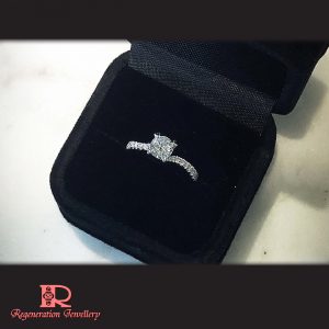 1.0 Carat Diamond Engagement Ring by Couture Design with 18k gold & diamonds (Signature Design) 高級私人訂製 18k 金 1.0卡裝鑽石訂婚戒指 (標誌性設計)