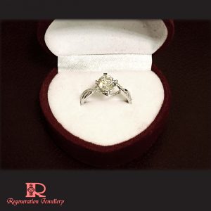 1.0 Carat Diamond Engagement Ring by Couture Design with 18k gold & diamonds 高級私人訂製 18k 金 1.0卡裝鑽石訂婚戒指
